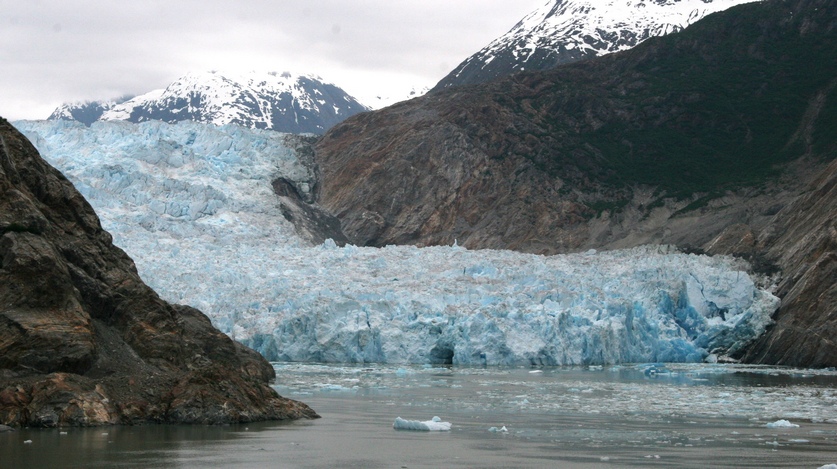Description: Close approach to the glacier 